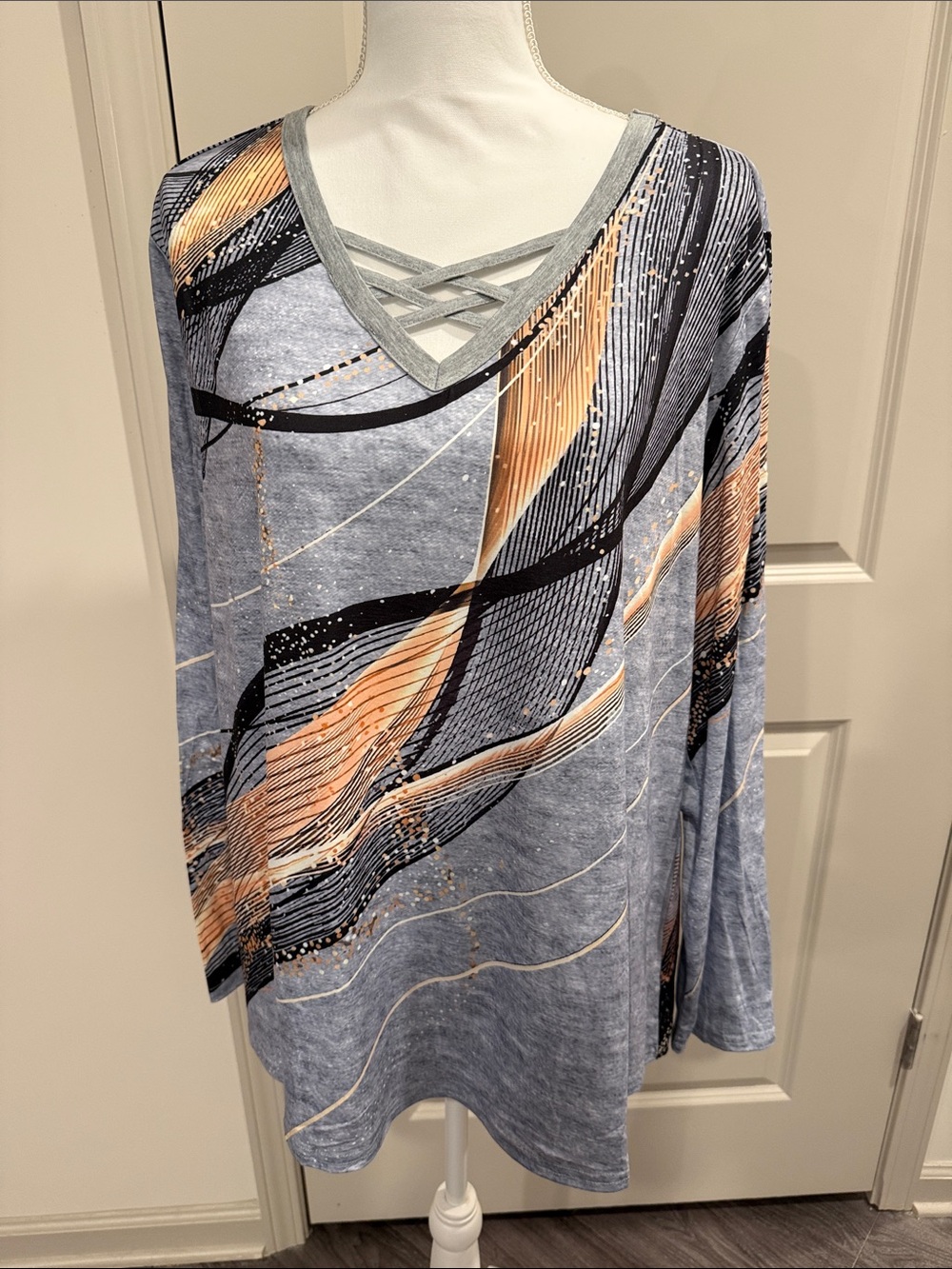Women's Grey Geometric Abstract Print Long Sleeve Top with Crisscross V-Neck XL